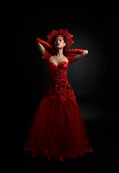 Dramatický Portrét Krásné Mladé Asijské Ženy Červeným Korzetem Dlouhými Operními — Stock fotografie