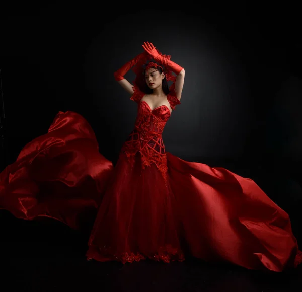 Δραματική Προσωπογραφία Μιας Όμορφης Νεαρής Ασιάτισσας Κόκκινο Κορσέ Μακριά Γάντια — Φωτογραφία Αρχείου