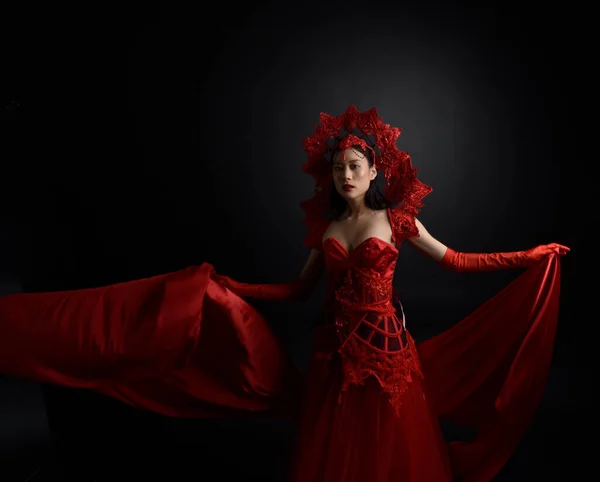Dramatický Portrét Krásné Mladé Asijské Ženy Červeným Korzetem Dlouhými Operními — Stock fotografie