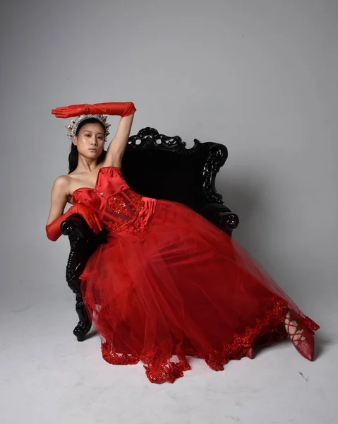 Dlouhý Portrét Krásné Mladé Asiatky Červeným Korzetem Dlouhými Operními Rukavicemi — Stock fotografie