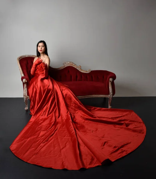 Retrato Larga Duración Una Hermosa Joven Asiática Con Corsé Rojo — Foto de Stock