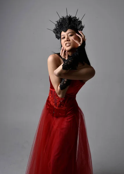 Portrét Krásné Mladé Asijské Ženy Červeném Korzetu Koruně Pózující Gotickém — Stock fotografie