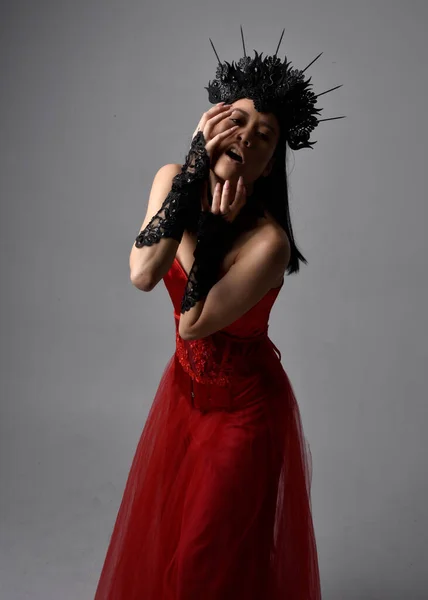 Retrato Bela Jovem Asiático Mulher Vestindo Vermelho Espartilho Coroa Posando — Fotografia de Stock