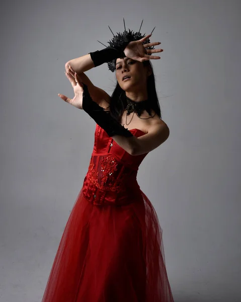 Portrait Belle Jeune Femme Asiatique Portant Corset Rouge Couronne Posant — Photo