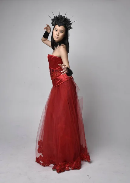 Retrato Comprimento Total Bela Jovem Asiática Vestindo Espartilho Vermelho Coroa — Fotografia de Stock