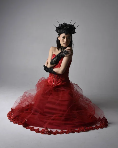 Retrato Comprimento Total Bela Jovem Asiática Vestindo Espartilho Vermelho Coroa — Fotografia de Stock