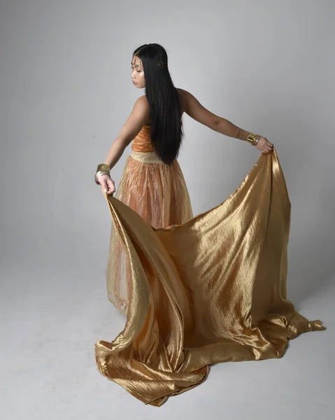 Full Length Portret Van Mooie Jonge Aziatische Vrouw Dragen Gouden — Stockfoto