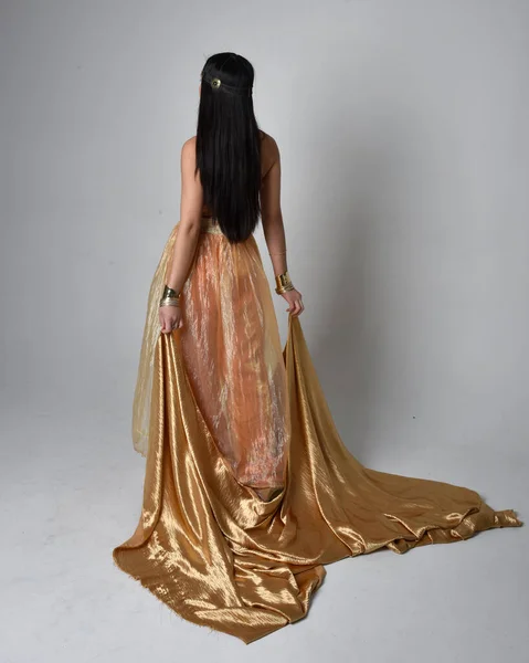 Полный Портрет Красивой Молодой Азиатской Женщины Золотых Арабских Одеждах Джинн — стоковое фото