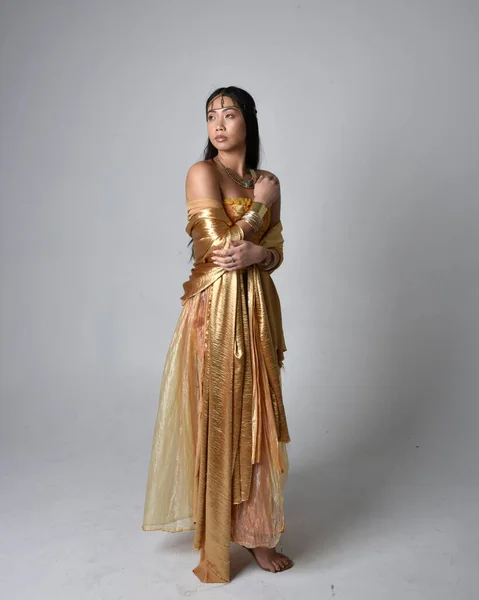 Ολο Μήκος Πορτραίτο Μιας Όμορφης Νεαρής Ασιάτισσας Που Φορούσε Χρυσές — Φωτογραφία Αρχείου