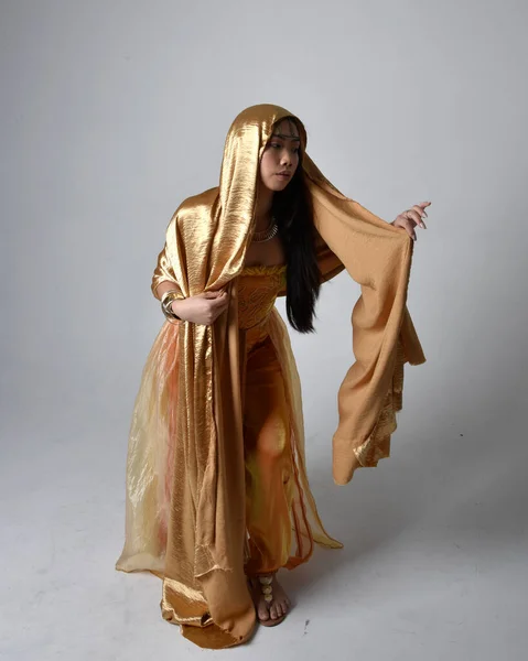 Plně Dlouhý Portrét Krásné Mladé Asijské Ženy Zlatém Arabském Rouchu — Stock fotografie
