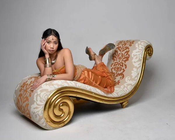 Plně Dlouhý Portrét Krásné Mladé Asijské Ženy Zlatých Arabských Hábitech — Stock fotografie