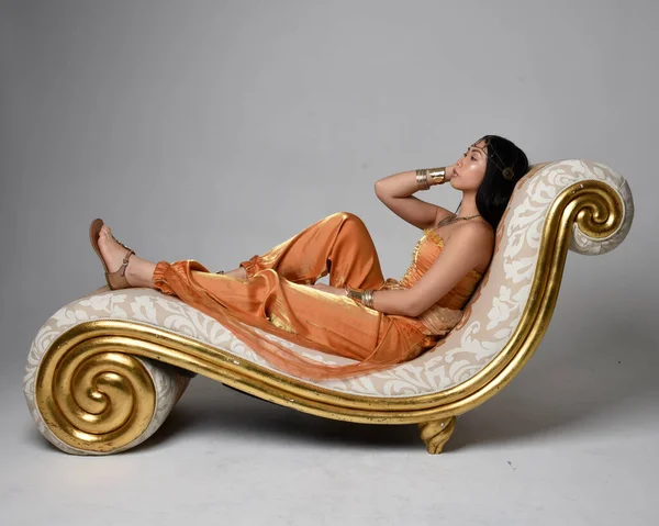 Full Length Portrait Pretty Young Asian Woman Wearing Golden Arabian — Fotografia de Stock