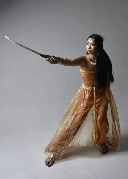 Retrato Larga Duración Una Hermosa Joven Asiática Vestida Con Túnicas — Foto de Stock