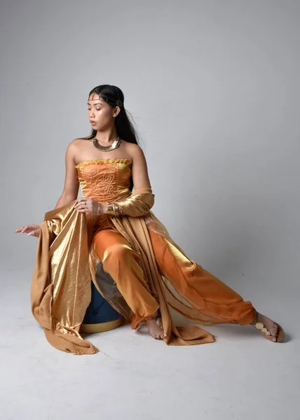 Портрет Красивой Молодой Азиатки Золотых Арабских Одеждах Джинн Сидящая Поза — стоковое фото
