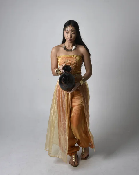 Full Length Portrait Pretty Young Asian Woman Wearing Golden Arabian — ストック写真