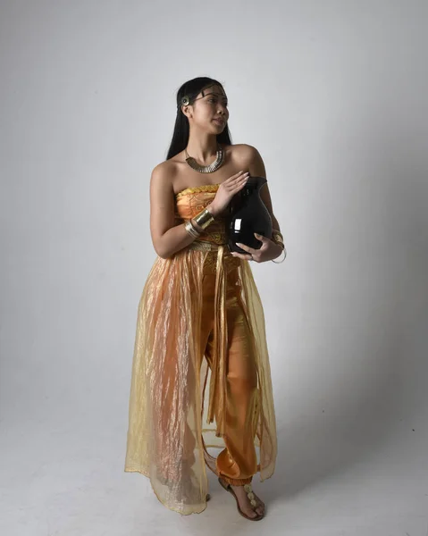 Full Length Portrait Pretty Young Asian Woman Wearing Golden Arabian — ストック写真