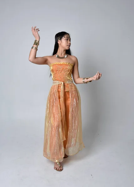 Full Length Portret Van Mooie Jonge Aziatische Vrouw Dragen Gouden — Stockfoto