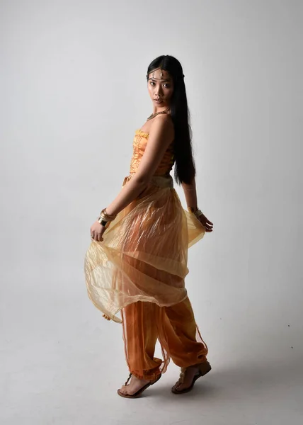Retrato Larga Duración Una Hermosa Joven Asiática Vestida Con Túnicas —  Fotos de Stock