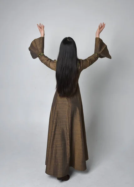 Plná Délka Portrét Krásné Mladé Asijské Ženy Dlouhými Vlasy Sobě — Stock fotografie