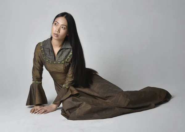 Retrato Comprimento Total Bela Jovem Mulher Asiática Com Cabelo Comprido — Fotografia de Stock