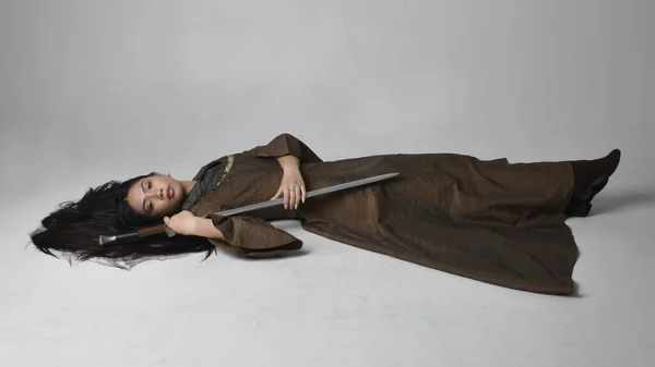 Portret Pięknej Młodej Azjatki Długimi Włosami Średniowiecznej Sukni Fantazyjnej Pełna — Zdjęcie stockowe