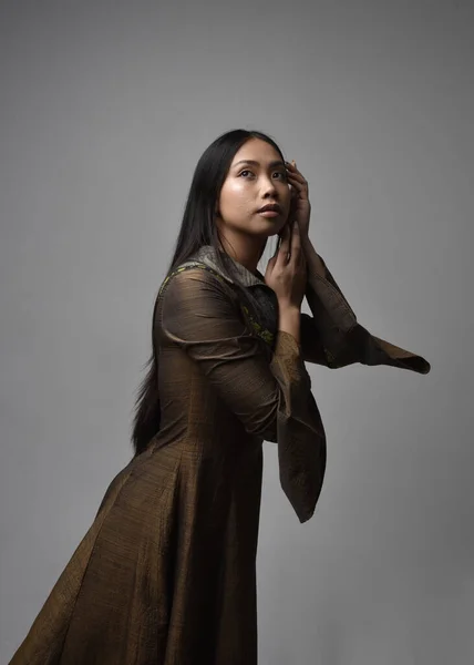 Крупный План Портрета Красивой Молодой Азиатской Женщины Длинными Волосами Средневековом — стоковое фото