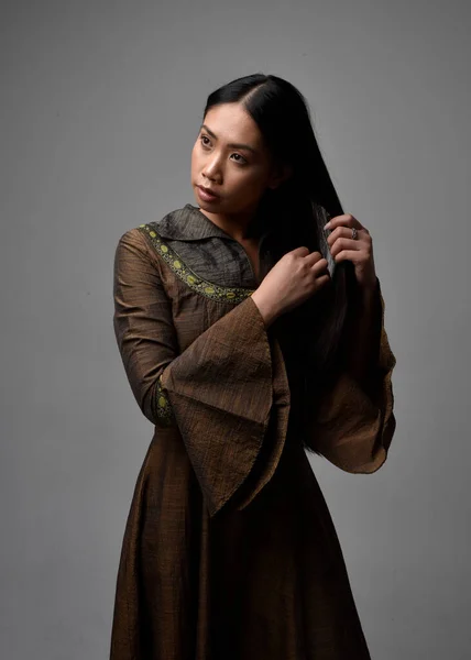 Close Retrato Bela Jovem Mulher Asiática Com Cabelo Comprido Vestindo — Fotografia de Stock
