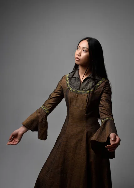 Närbild Porträtt Vackra Unga Asiatiska Kvinna Med Långt Hår Bär — Stockfoto
