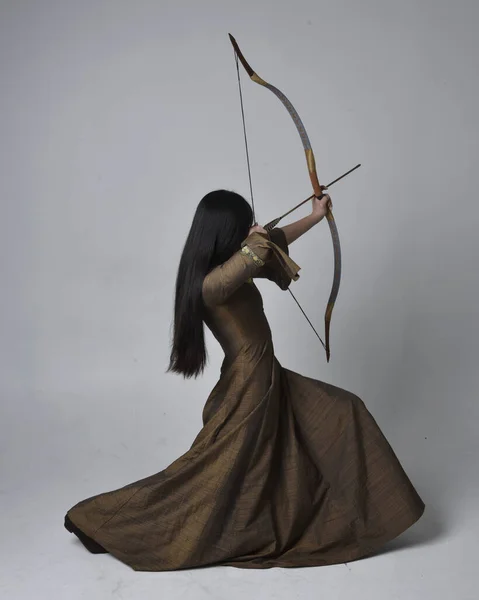 판타지 가운을 머리를 아름다운 이시아 여성의 초상화를 클로즈업합니다 스튜디오 배경에 — 스톡 사진