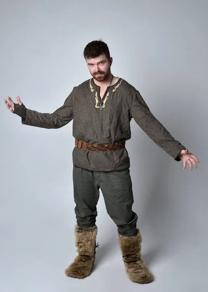 Portrait Complet Jeune Bel Homme Portant Costume Aventurier Celtique Médiéval — Photo