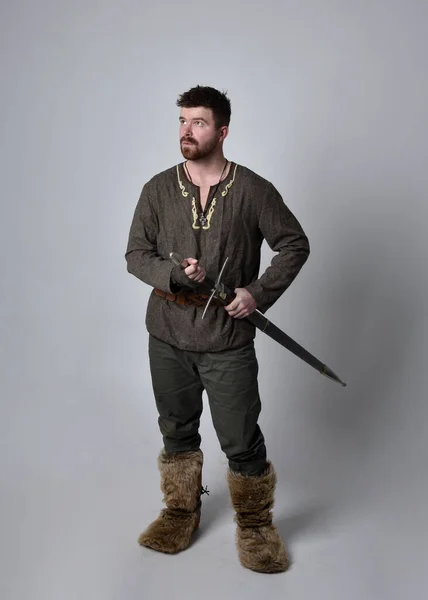 Retrato Comprimento Total Jovem Homem Bonito Vestindo Traje Aventureiro Celta — Fotografia de Stock