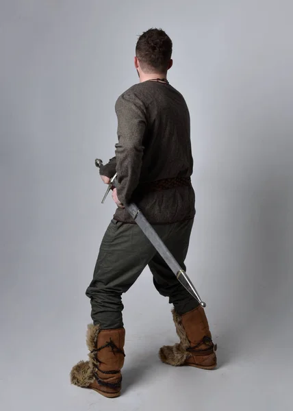 Retrato Comprimento Total Jovem Homem Bonito Vestindo Traje Aventureiro Celta — Fotografia de Stock