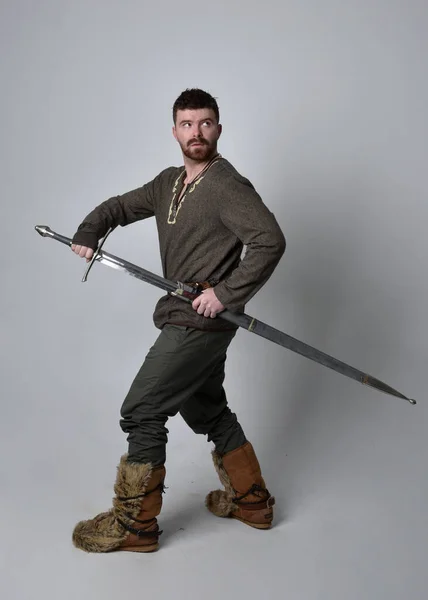 Retrato Comprimento Total Jovem Homem Bonito Vestindo Traje Aventureiro Celta — Fotografia de Stock