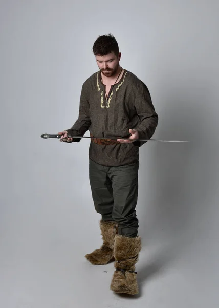 Dlouhý Portrét Mladého Pohledného Muže Středověkém Keltském Kostýmu Dobrodruha Stojící — Stock fotografie