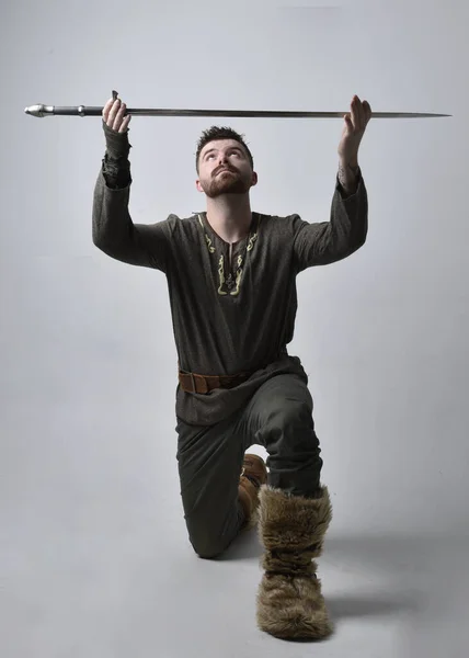 Dlouhý Portrét Mladého Pohledného Muže Středověkém Keltském Kostýmu Dobrodruha Stojící — Stock fotografie