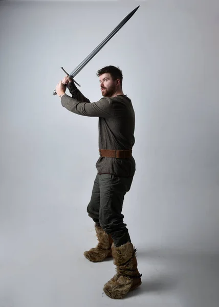 Retrato Comprimento Total Jovem Homem Bonito Vestindo Traje Aventureiro Celta — Fotografia de Stock