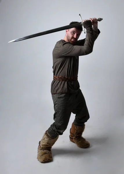Ett Långt Porträtt Ung Stilig Man Medeltida Keltisk Äventyrskostym Stående — Stockfoto