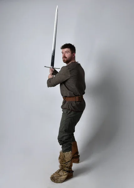 Retrato Comprimento Total Jovem Homem Bonito Vestindo Traje Aventureiro Celta — Fotografia de Stock