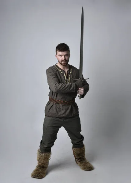 Retrato Comprimento Total Jovem Homem Bonito Vestindo Traje Aventureiro Celta — Fotografia de Stock