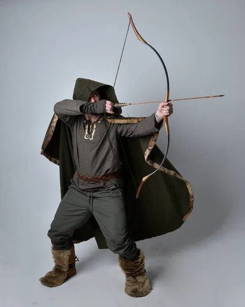 Портрет Молодого Вродливого Чоловіка Одягненого Середньовічний Кельтський Костюм Шукача Пригод — стокове фото
