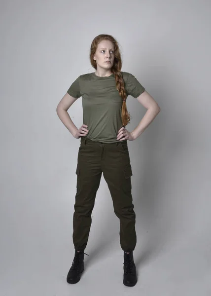 Portret Pięknej Rudej Kobiety Wojskowej Zielonej Koszuli Khaki Użytkowych Spodniach — Zdjęcie stockowe