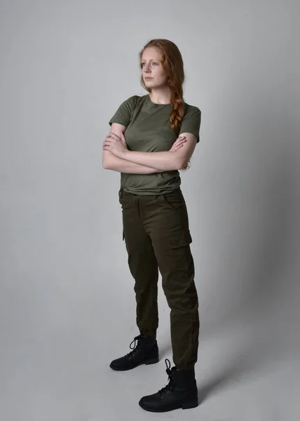 Πλήρες Πορτρέτο Της Όμορφης Κοκκινομάλλας Γυναίκας Που Φοράει Στρατιωτικό Πράσινο — Φωτογραφία Αρχείου
