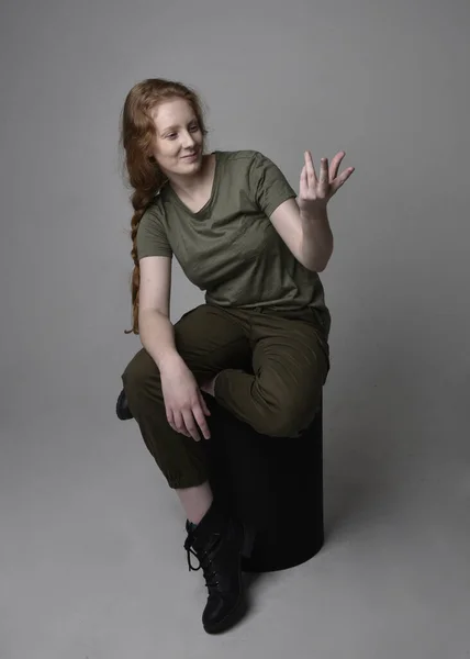 Full Längd Porträtt Vackra Rödhåriga Kvinna Bär Armé Grön Khaki — Stockfoto
