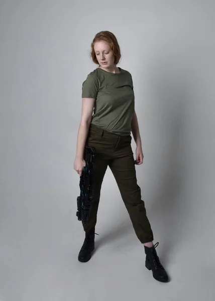 Πλήρες Πορτρέτο Της Όμορφης Κοκκινομάλλας Γυναίκας Που Φοράει Στρατιωτικό Πράσινο — Φωτογραφία Αρχείου