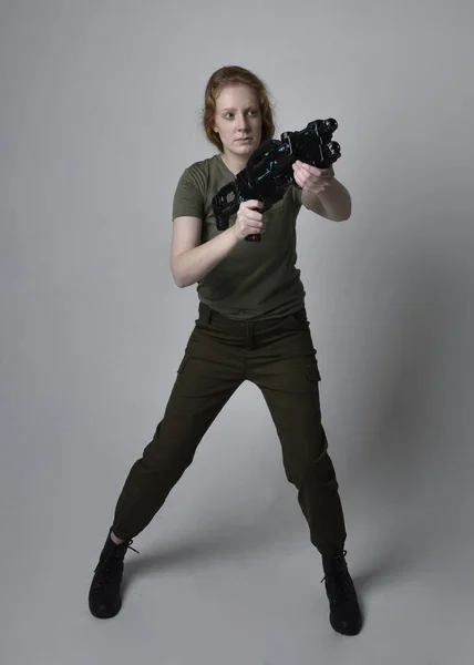 Volledig Portret Van Mooie Roodharige Vrouw Legergroen Kaki Shirt Utilitaire — Stockfoto