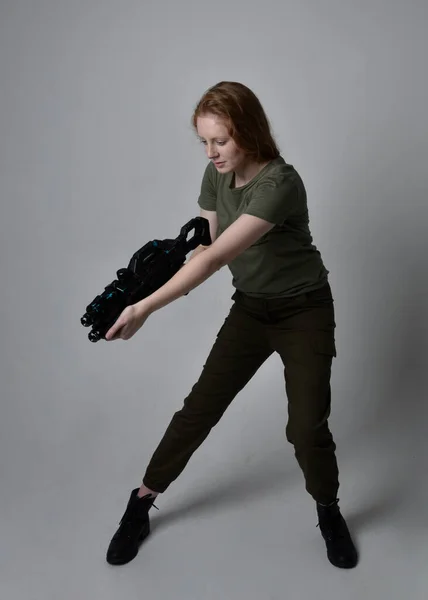 Portret Pięknej Rudej Kobiety Wojskowej Zielonej Koszuli Khaki Użytkowych Spodniach — Zdjęcie stockowe