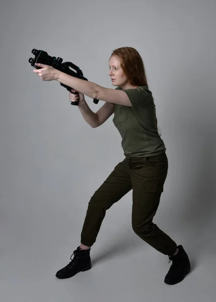 Teljes Hosszúságú Portré Egy Csinos Vörös Hajú Nőről Katonai Zöld — Stock Fotó