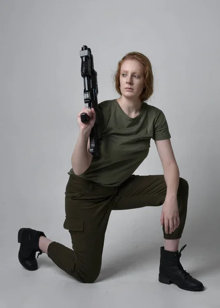 Full Längd Porträtt Vackra Rödhåriga Kvinna Bär Armé Grön Khaki — Stockfoto