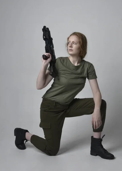 Full Längd Porträtt Vackra Rödhåriga Kvinna Bär Armé Grön Khaki — Stockfoto