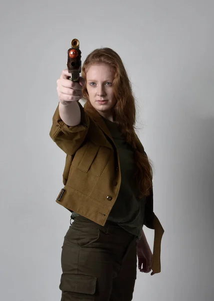 Teljes Hosszúságú Portré Egy Csinos Vörös Hajú Nőről Katonai Zöld — Stock Fotó